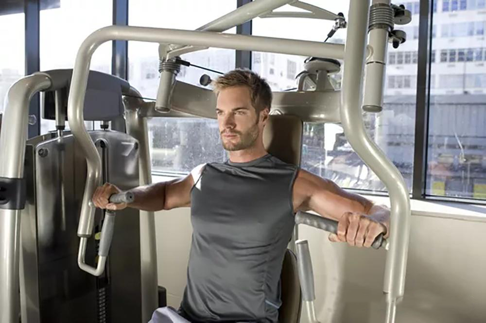 Gyakorolja a mellkasi izmokat nélkülözhetetlen fitneszfelszerelés - ülő mellkasi lökés edző