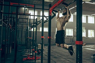 Milyen fitneszfelszereléseket kell belefoglalni egy teljes tornaterembe?