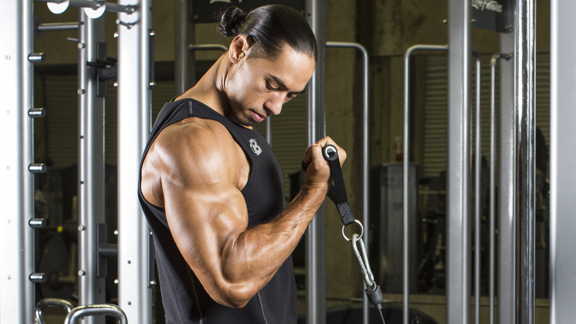 Hogyan lehet használni egy bicepsz göndör gépet a hatékony karok edzéséhez
