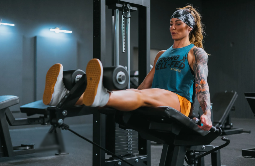 Hogyan lehet edzeni egy lábgörb és hosszabbító géppel?