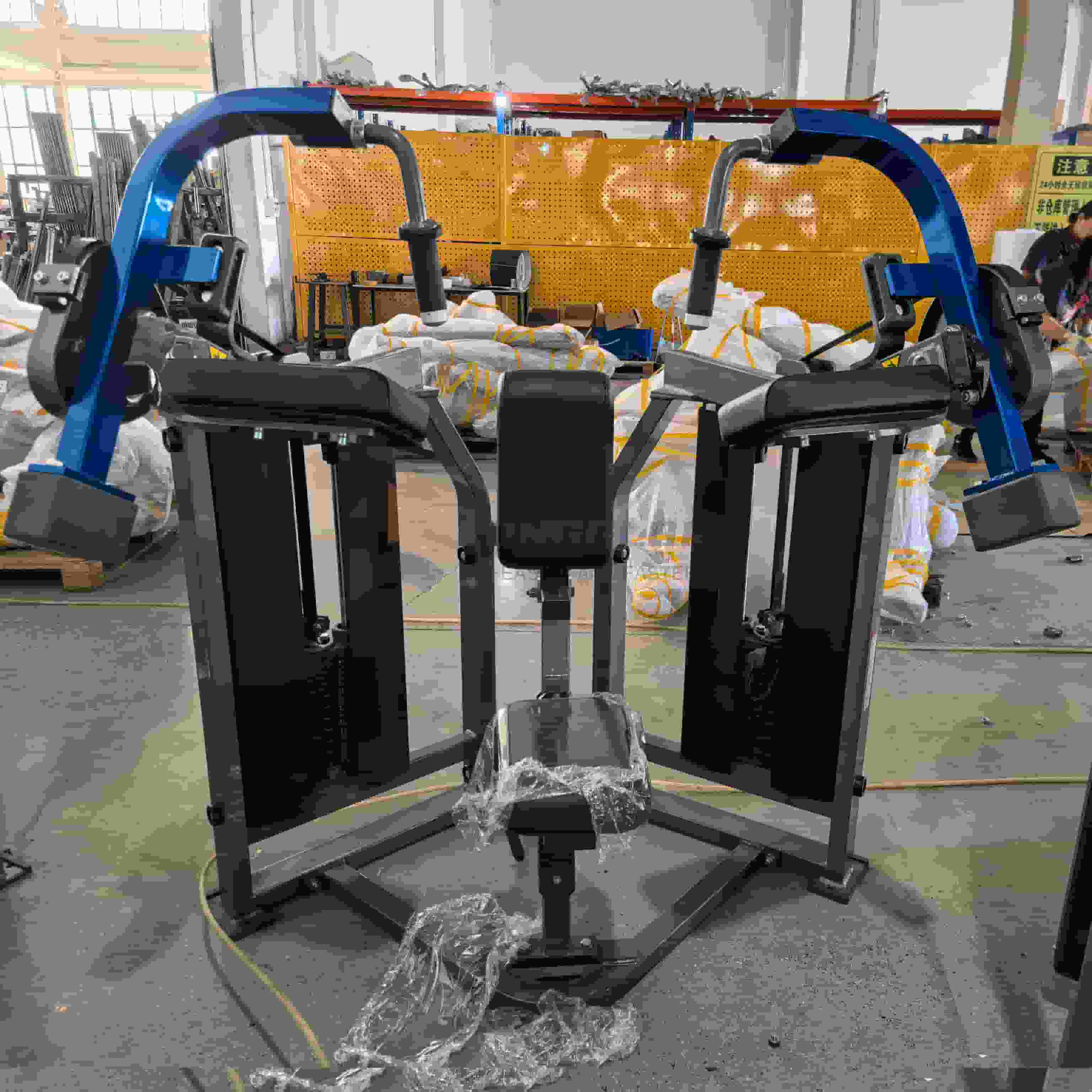 Iso laterális tricepsz hosszabbító gép